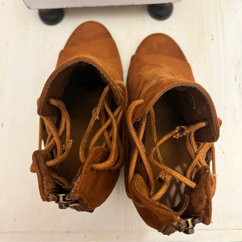 Women's Bamboo Brown Tan Suede‎ Zipper Back Lace Sides Peep Toe Heels Size 9